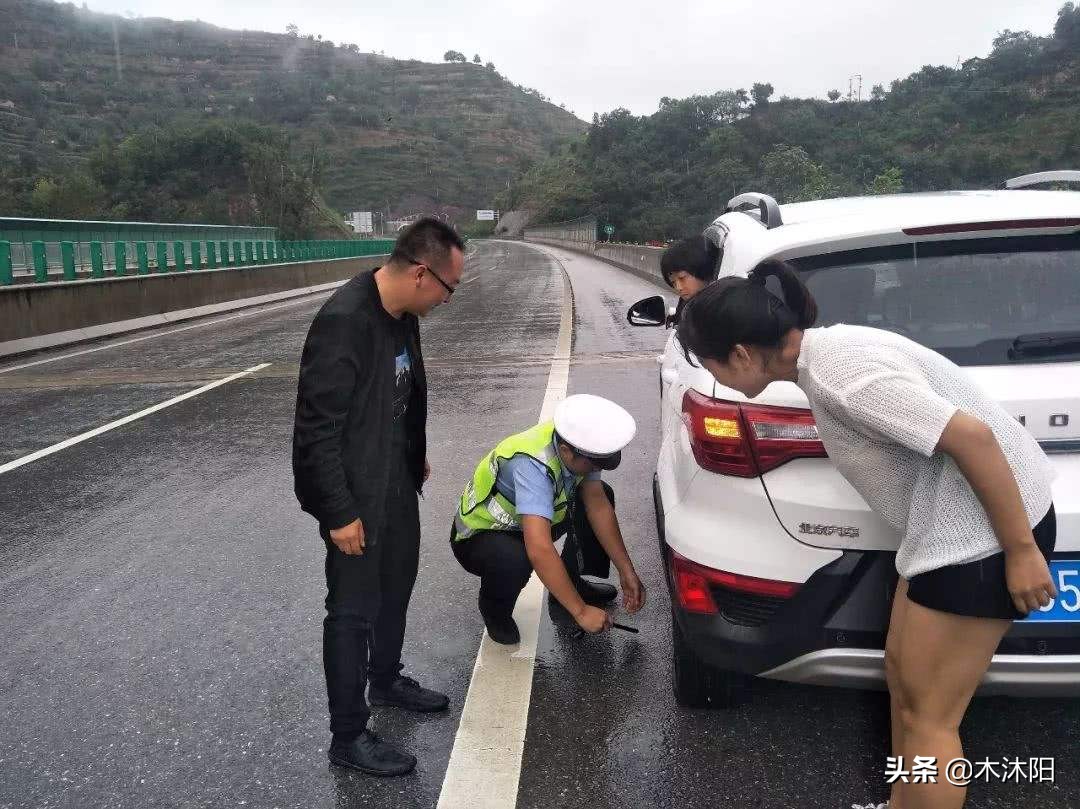 车在道路上突然发现故障怎么办,车子在路上出故障了怎么处理