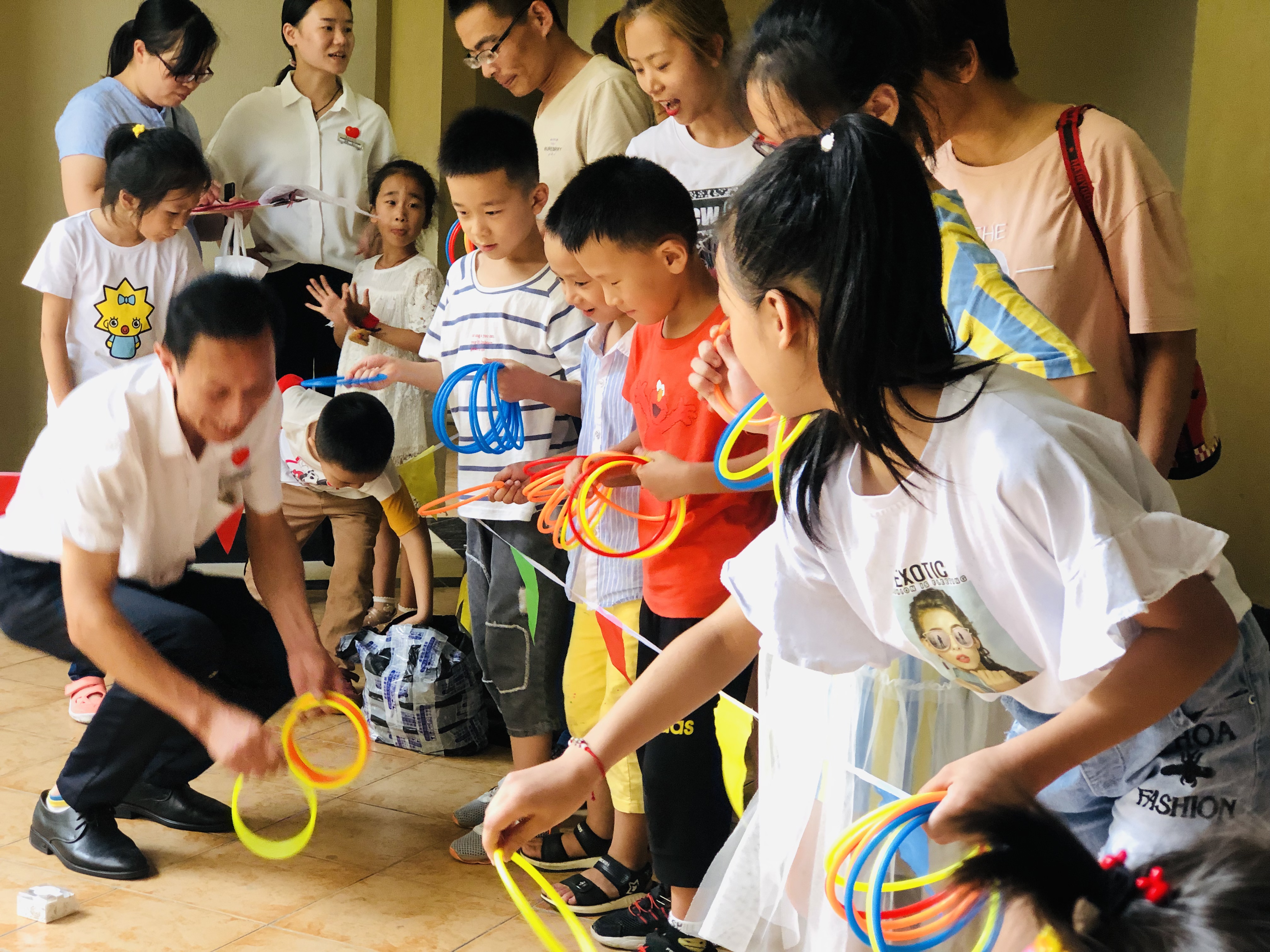 垃圾分类推动居民走向文明自觉,垃圾分类进社区童心同行助环保