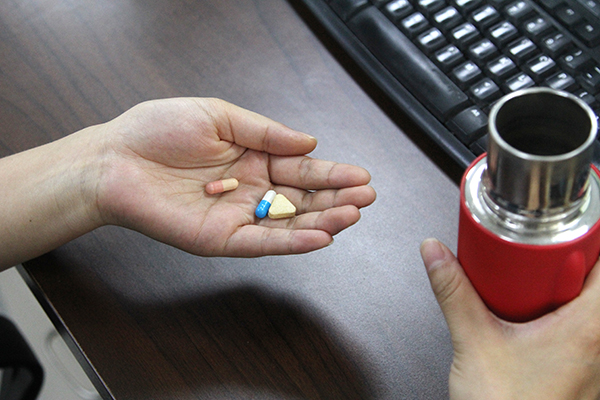 上下楼梯走路膝盖疼咋回事,上下楼梯时膝盖总是响是怎么了