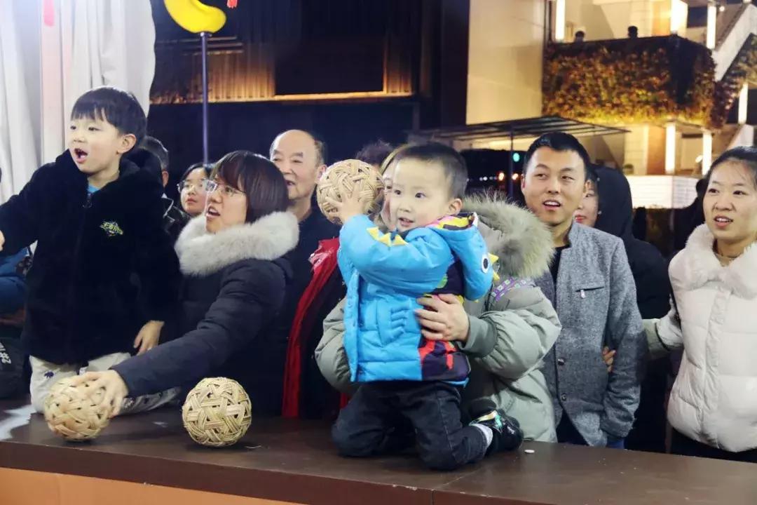 大家庭过年热门话题,过年时家分为几个区域