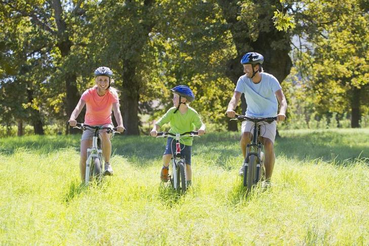 电动车后座载人被“立规矩”，宝妈怒讨说法：怎么接送孩子？