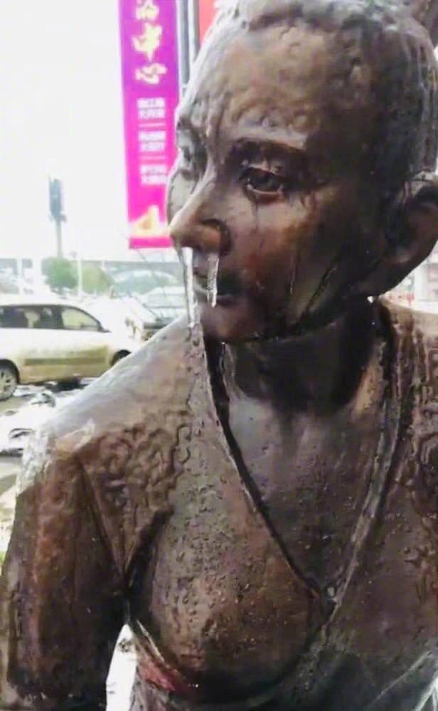 陈慧琳穿羽绒服演唱还被冻成表情包,一看演出地点,网友都笑了