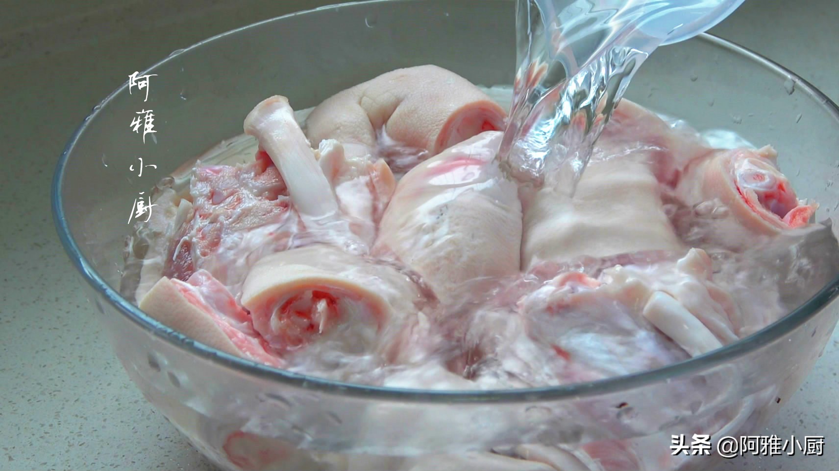 猪蹄不放油怎么做好吃又软烂,猪蹄新做法酥香软烂外焦里嫩