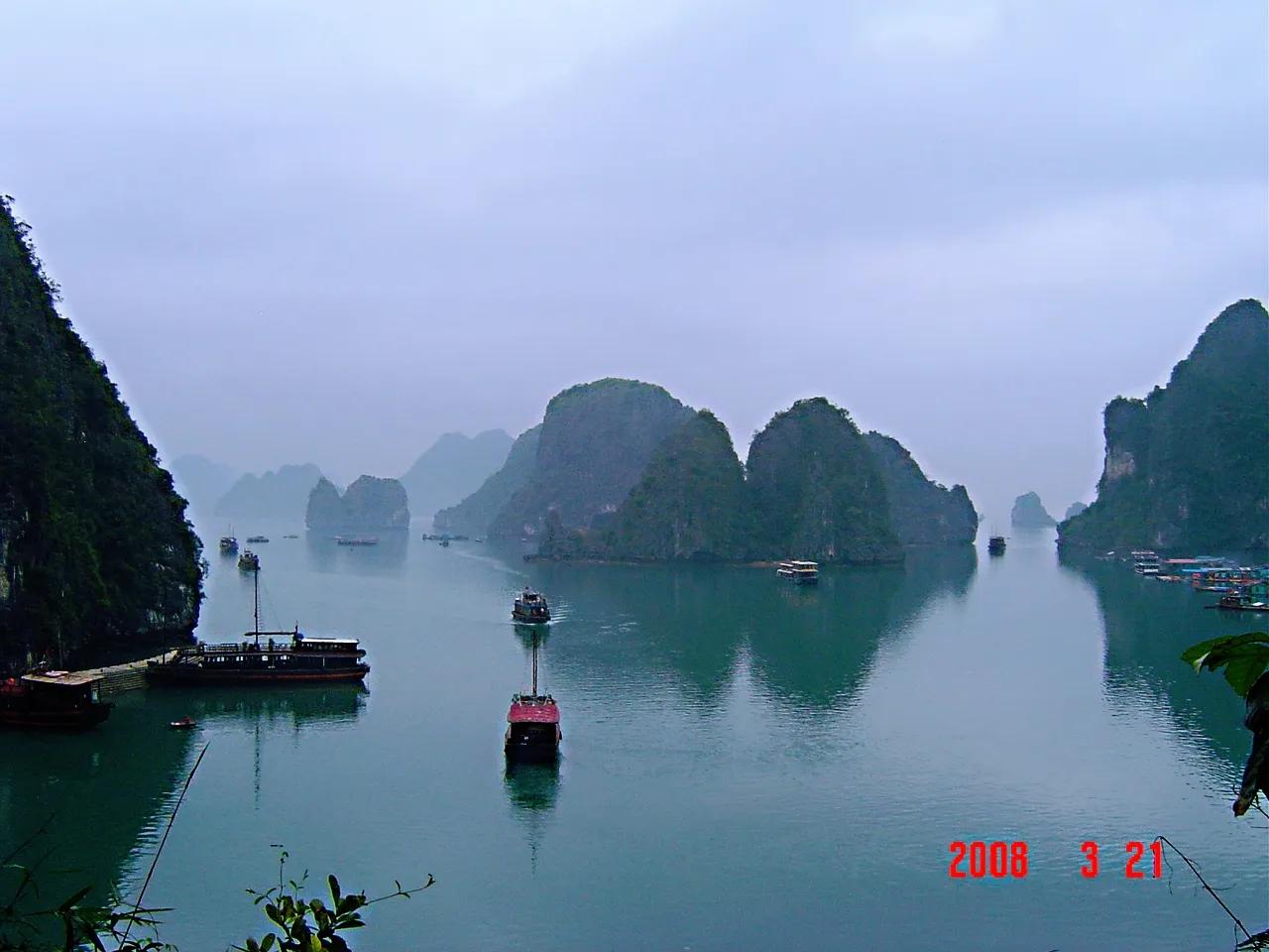 和欧美游客同船参加下龙湾一日游