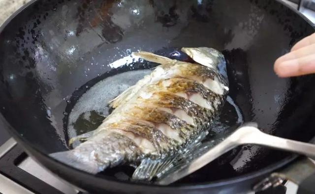 煎鱼怎么不破皮又香酥,煎鱼不粘锅教你正确煎鱼方法