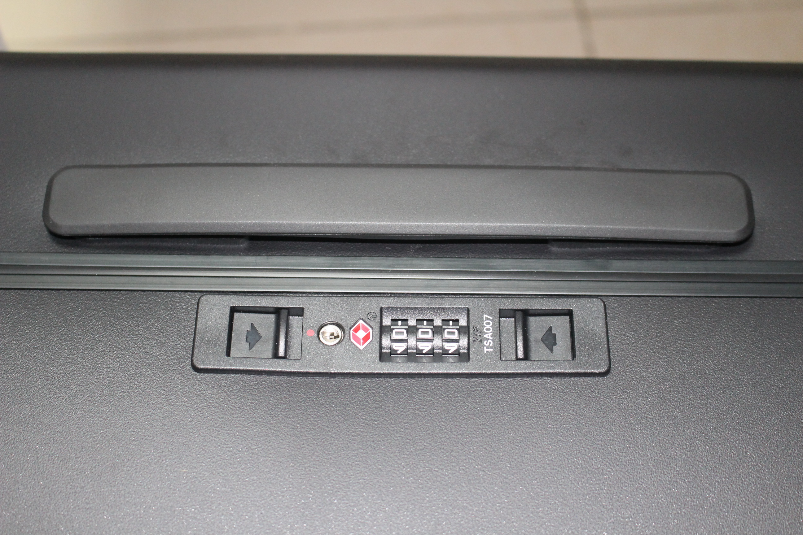 晒个锤子？LEVEL8旅行箱——男士商旅必备