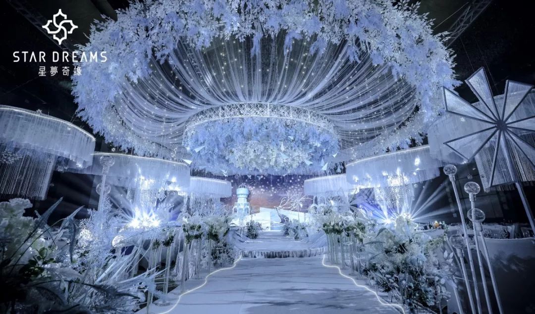 把深海的蔚蓝和小鹿眼里的星辰，都揉进了这场婚礼