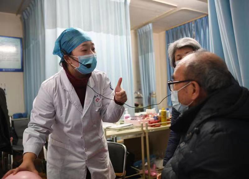 老年人听力不好需要佩戴助听器,老人听力下降助听器戴了改善不了