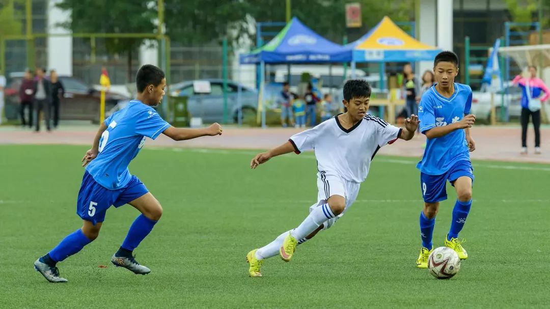 足球场上努力的孩子最光荣,感谢足球教练为孩子辛苦付出的话