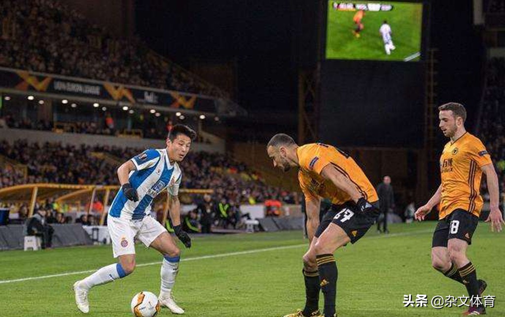 武磊儿女为武磊加油,武磊的照片