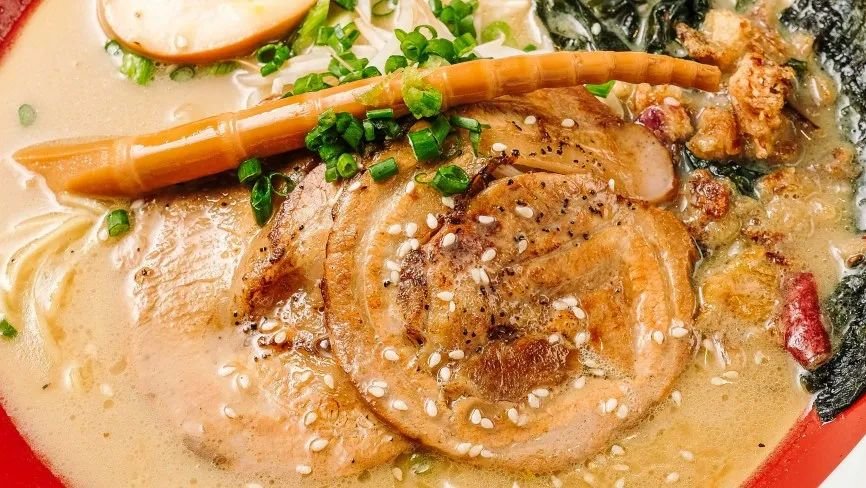 汤底浓郁的汤面,汤底浓厚