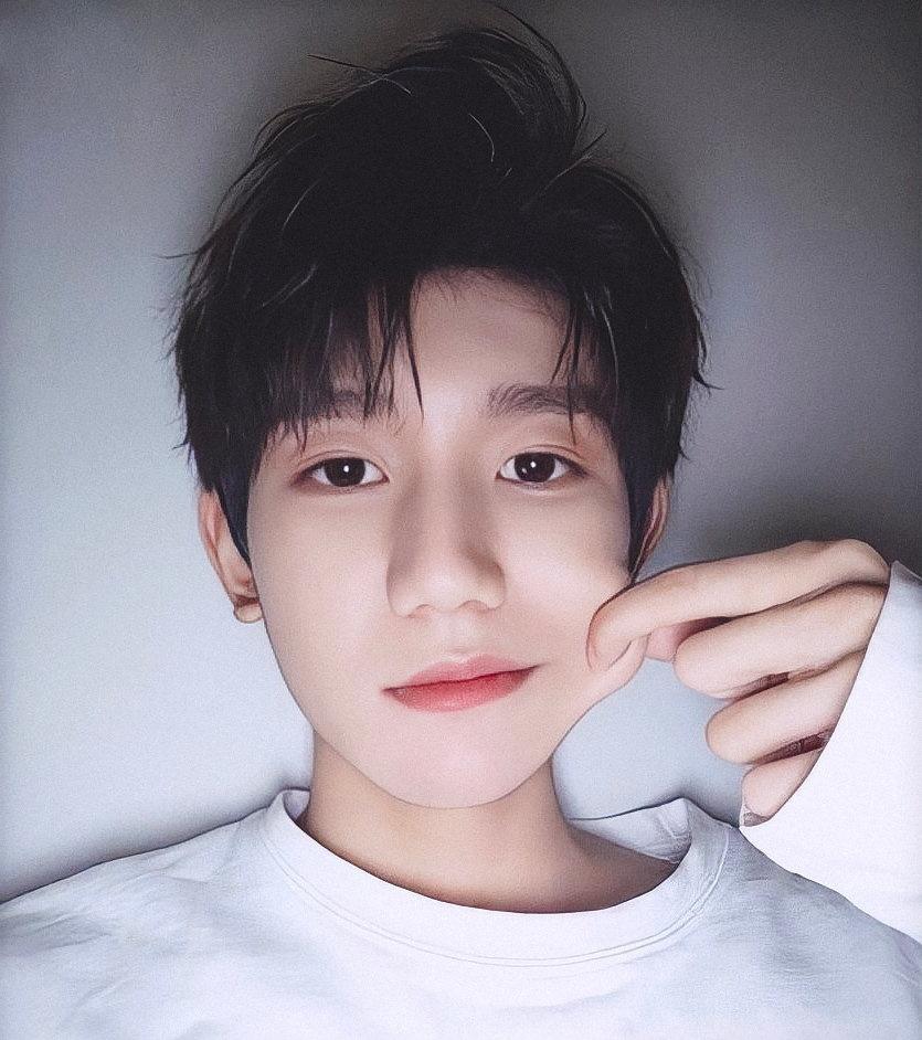 王源现身体育馆打羽毛球,偶遇王源打羽毛球