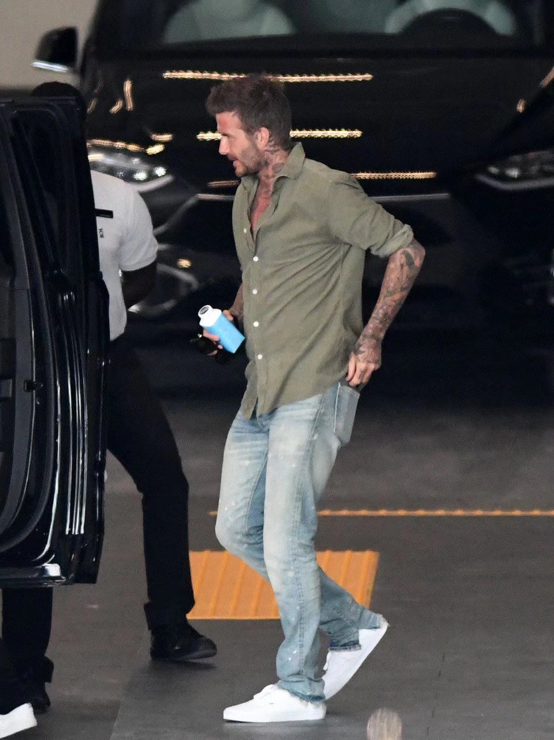 贝克汉姆罗圈腿,贝克汉姆黑西裤踢足球