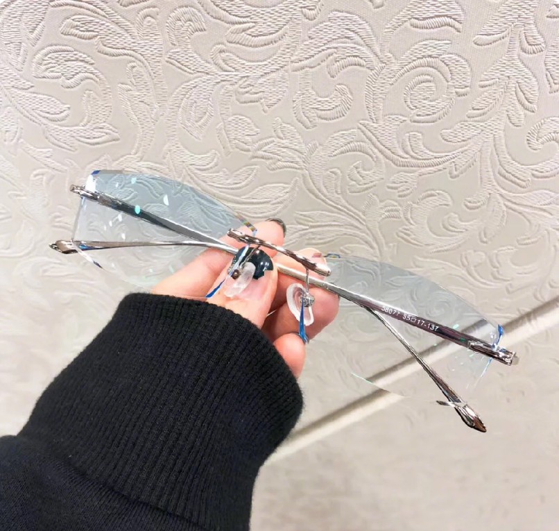 厚镜片适合什么镜框,怎么挑选近视眼镜镜片和镜框