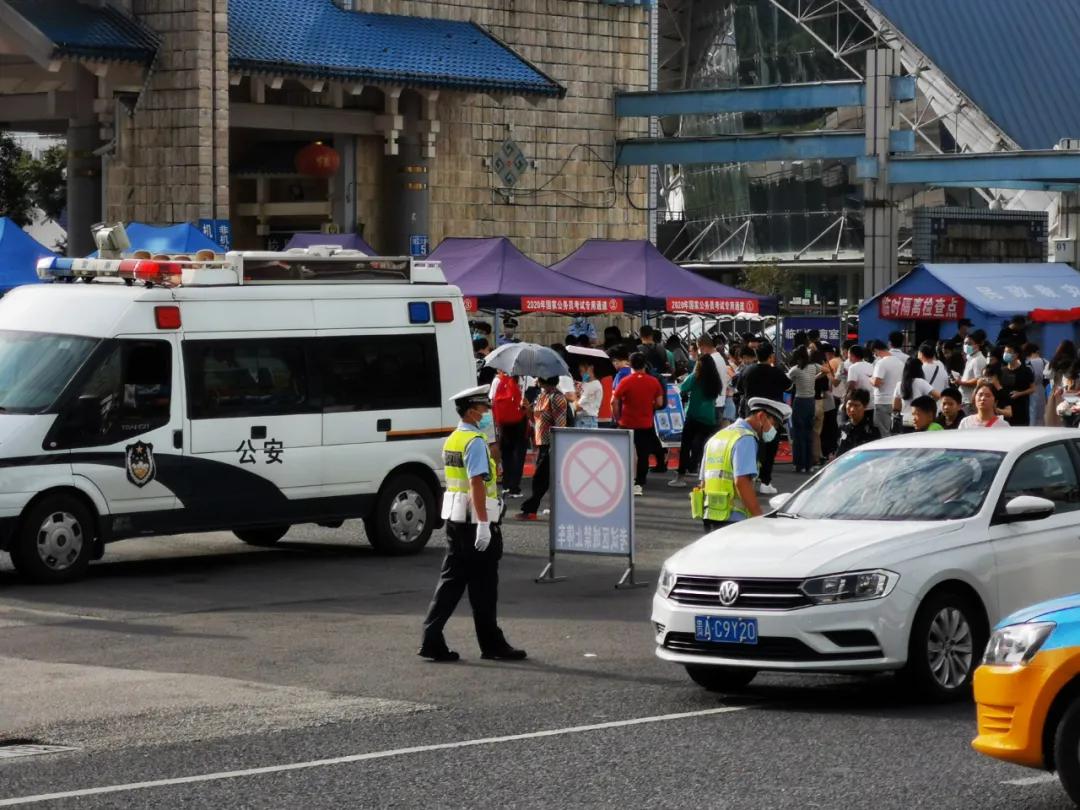 交警全力护航,交警部门全力护航高考