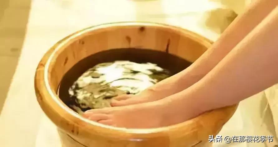 艾草防风紫苏煮水给婴儿洗澡,艾草生姜煮水给宝宝洗澡的好处