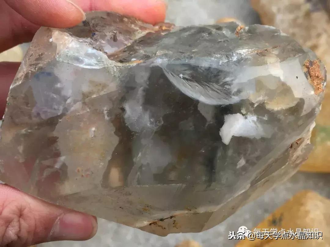 天蒙蒙亮赶个早市看一看天然水晶毛料市场