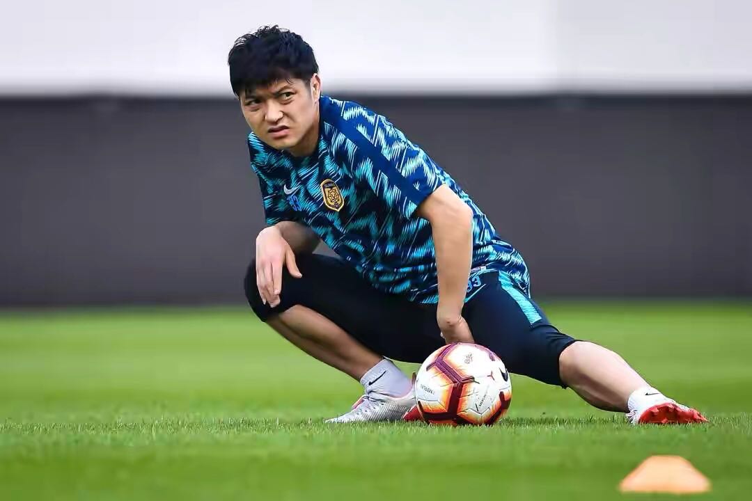 足球运动员汪嵩,汪嵩圆月弯刀技惊四座