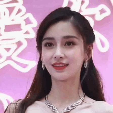 最新机场生图，章若楠素颜真的很真实，ab下身穿搭是学杨幂的吗？