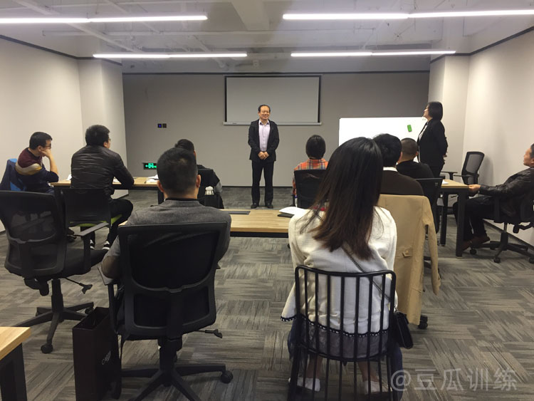 当众讲话紧张手发抖怎么克服,发言总是怯场怎么办