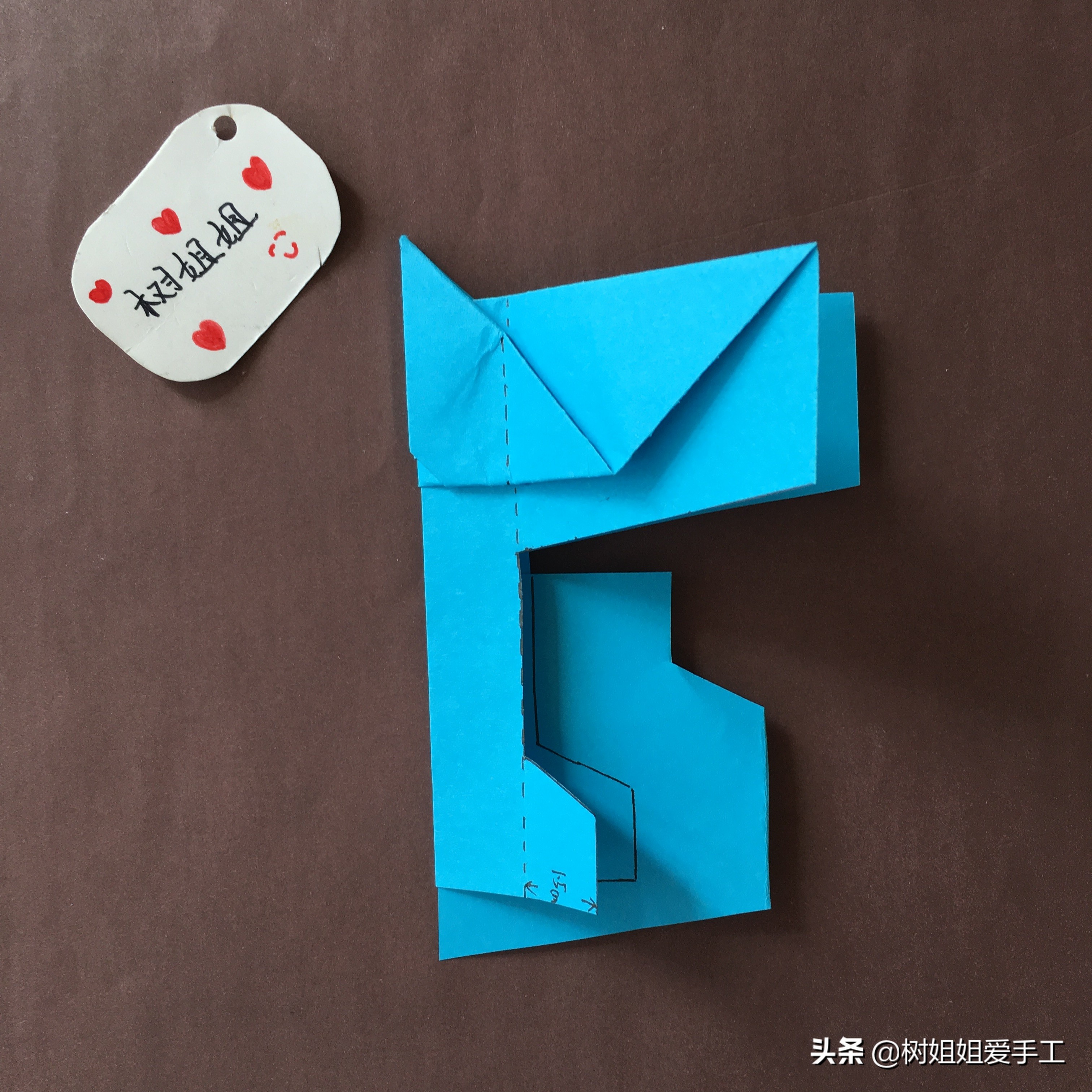 飞机折纸飞得又远又稳折法,正方形折纸飞得最远的纸飞机折法