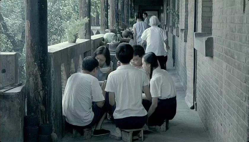 地位与张艺谋不相上下,他第一次做导演,扯掉了理想主义的遮羞布