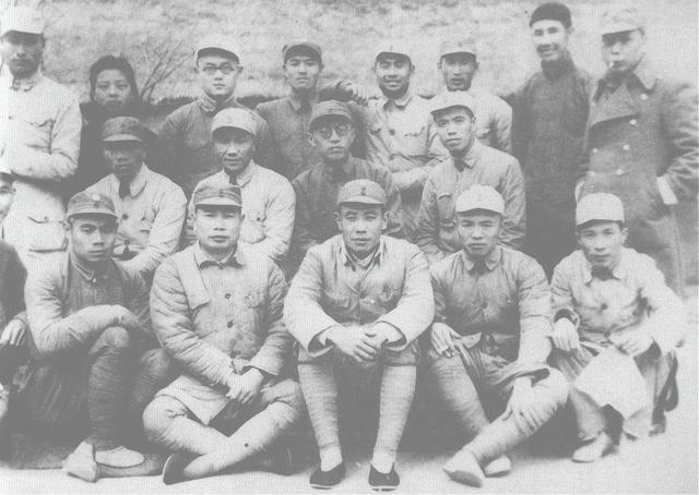 按授衔规定，陈毅不能被授予元帅，周总理提到谁让中央同意授帅？