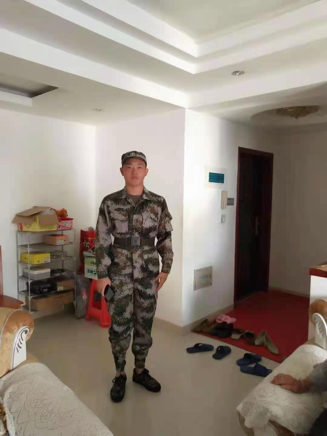 中国军人用血肉之躯肆虐洪水,00后解放军官兵抗震救灾