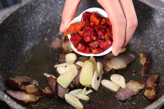 炒腊肉要不要生姜和蒜,炒腊肉要不要加水