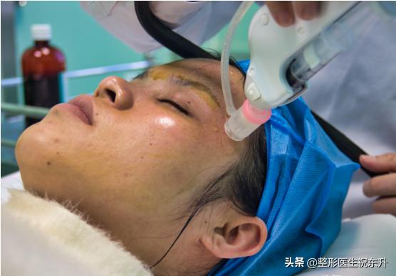 水光涂抹的和针剂的区别,涂抹式水光和注射水光哪个更好