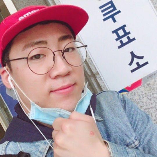 韩网炸了！女团成员工作时疑被*拍偷**裙底，6秒“作案”视频疯传…