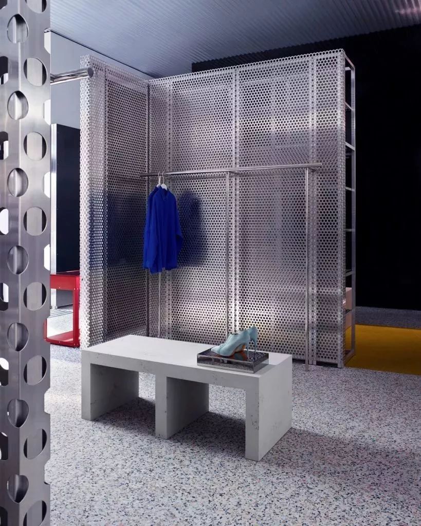 全球仅50多家店、年销售2亿欧元的Acne，门头竟然无LOGO？