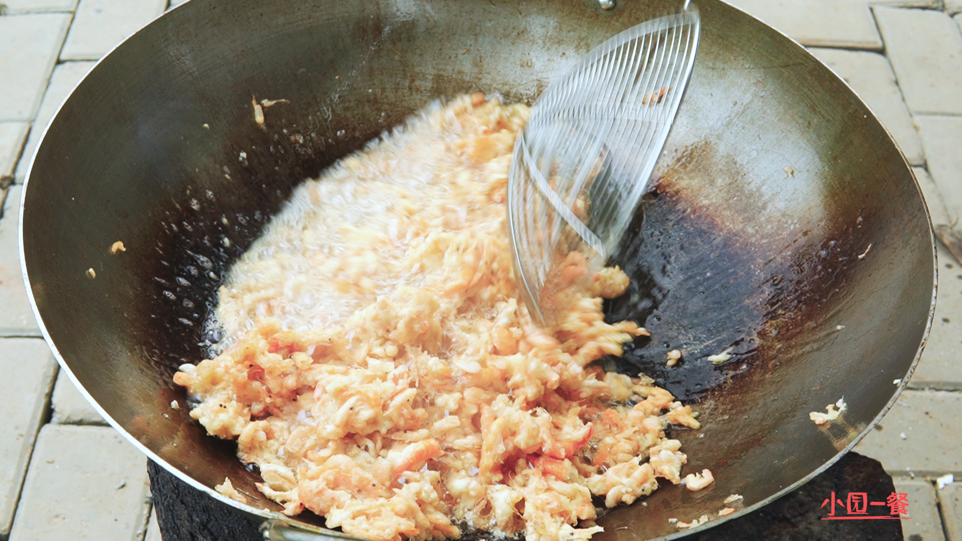 淅川县特色美食炸河虾银鱼,油炸小鱼虾怎么做好吃