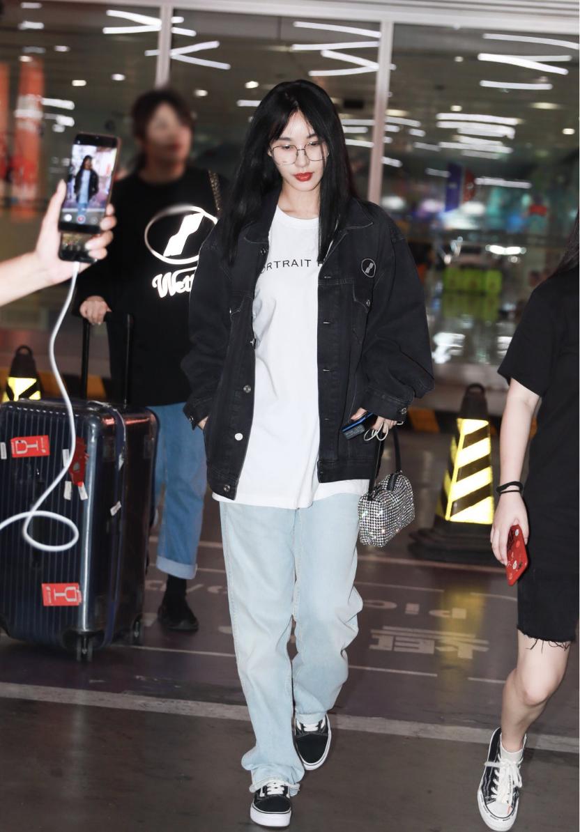 李菲儿休闲造型,李菲儿一身黑白穿搭清新时尚