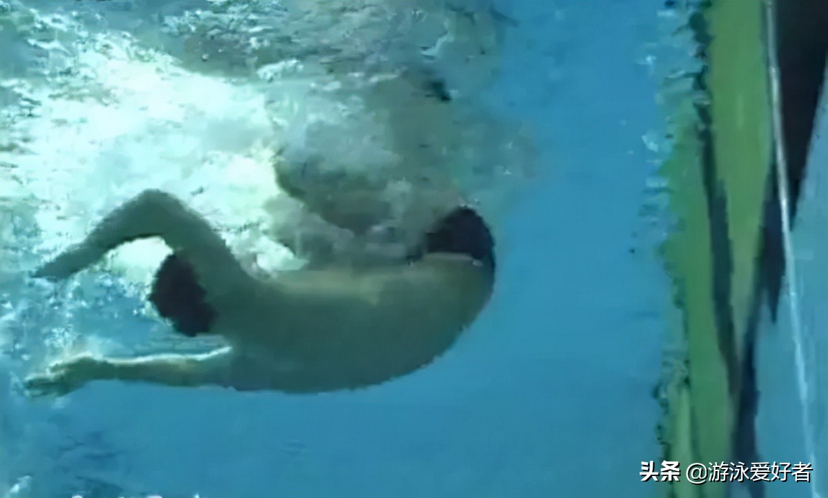 翻滚转身游泳技巧,游泳转身蹬壁技巧