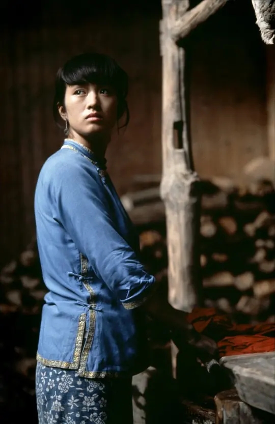 *窥偷**、*虐性**、不伦恋，这部90年代的电影戳破了压抑扭曲的人性欲望