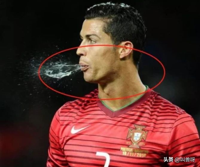 足球运动员喝的什么运动饮料,足球运动员为什么喝一口吐一口