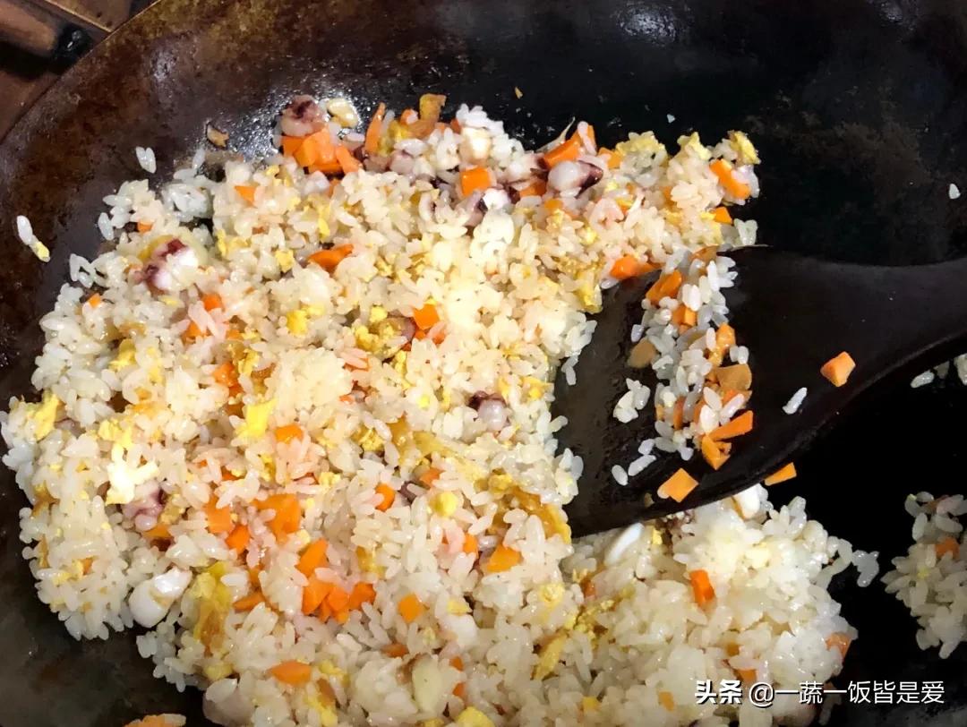 东北夜市孜然鱿鱼炒饭,孜然鱿鱼炒饭做法