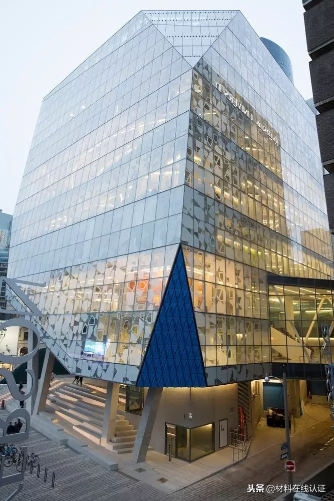 你还在用透明玻璃做立面吗？看看大师们都是怎么给玻璃上色的？