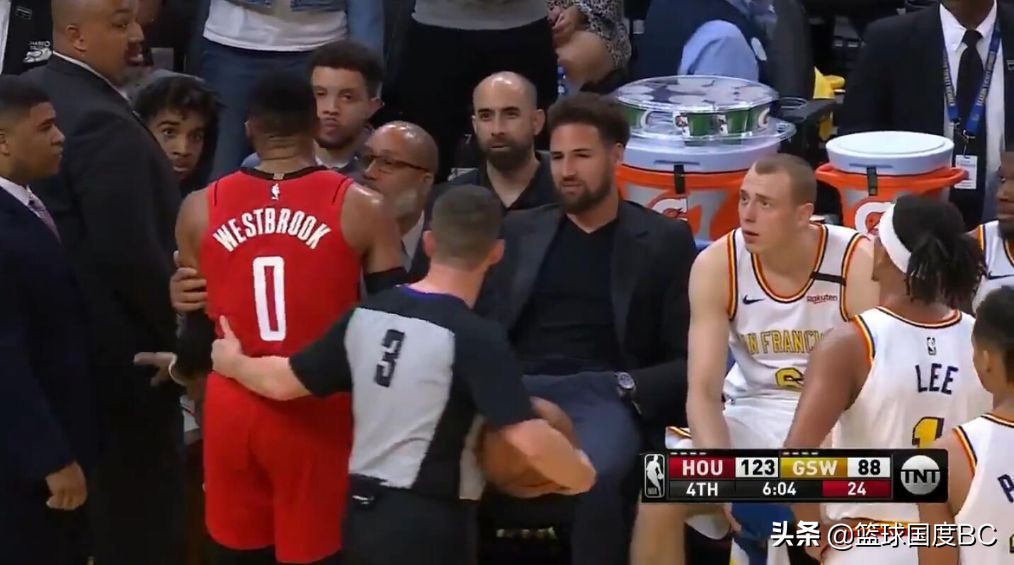 威少对维金斯视频,唐斯被维金斯隔扣赛后库里反应