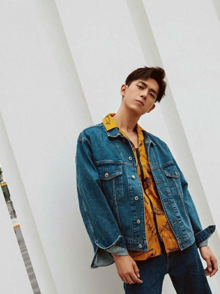 杨天真分析旗下艺人的着装视频,杨天真经纪人穿着