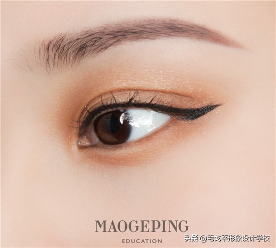 简单大方的秀禾服眼妆搭配,一个单眼皮一个双眼皮怎么画眼妆