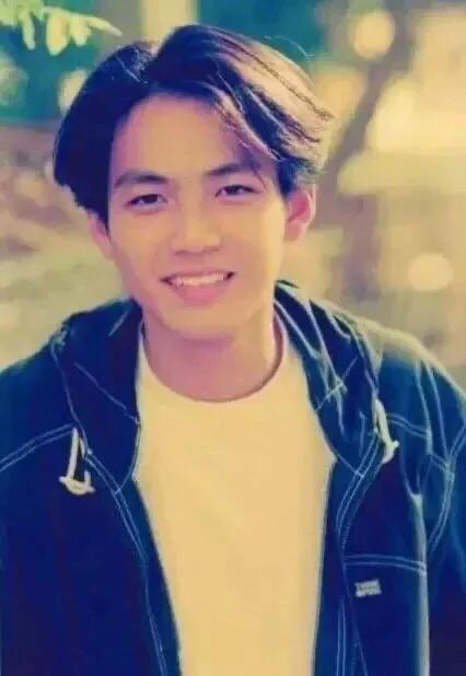 行走的荷尔蒙，这6位越老越有味，大胡茬克制又霸道，气质太绝了