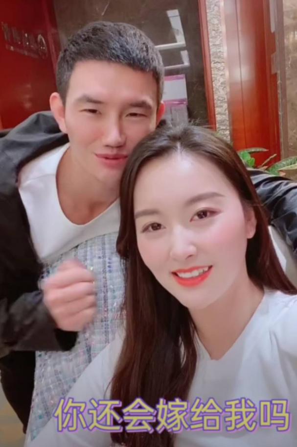 嘎子哥戴大金链子现身,问娇妻嫁给自己是否后悔,妻子却犹豫了?