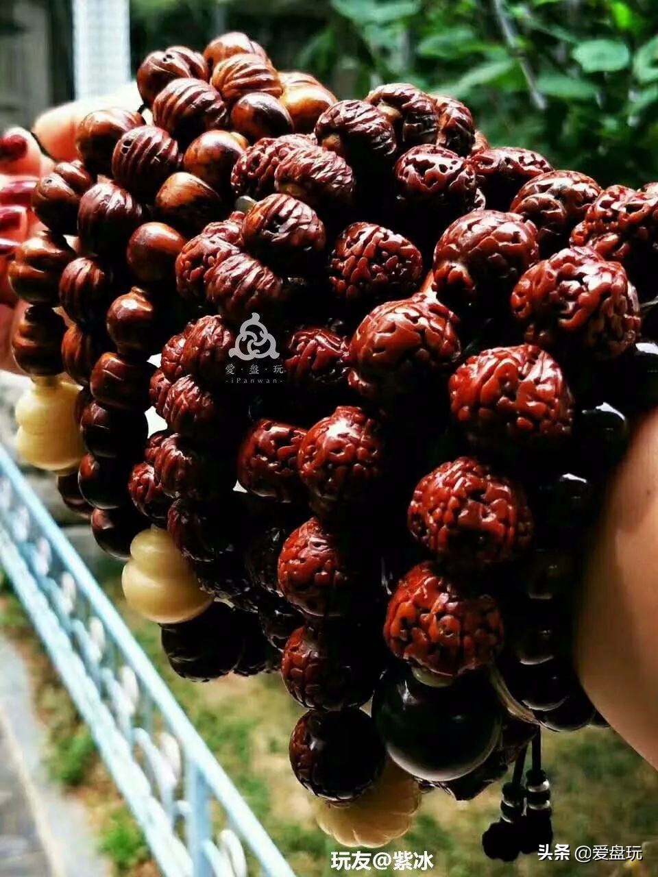 玩了五六百条手串，每天麒麟臂上班，这女子玩串牛气