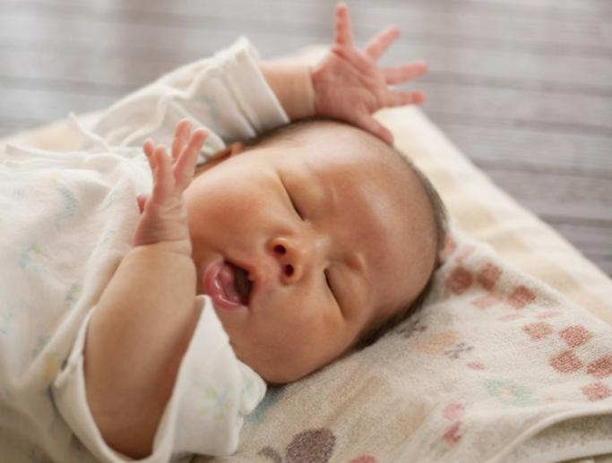 宝宝睡觉会被吓到吗,婴儿睡觉被吓到