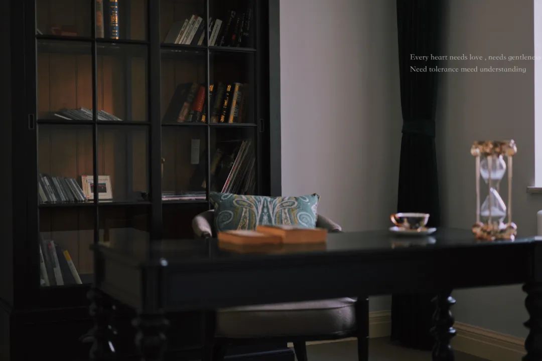 墨绿和酒红色搭配效果,墨绿色和红色搭配极简风