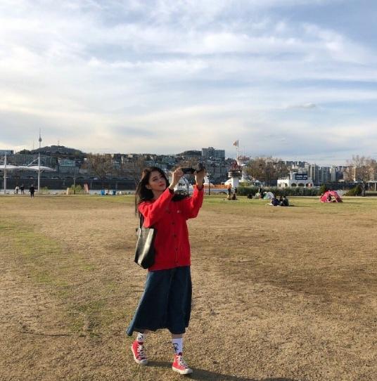 南韩“小宋慧乔”，黑色紧身V领针织衫显气质，越看越喜欢