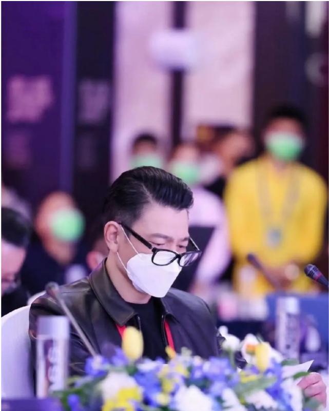 59岁华仔也爱上烫头，戴老花镜有秃顶迹象，曾借于谦梗想说相声