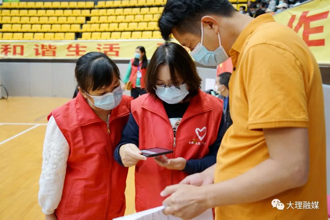 党员暖心帮助群众,党员穿的红马甲